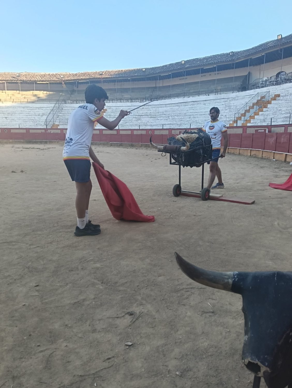 El ruedo de practicas de la Escuela, junto al campo.