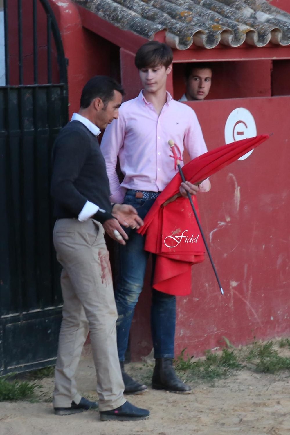 El maestro supervisando a un alumno durante la practica.